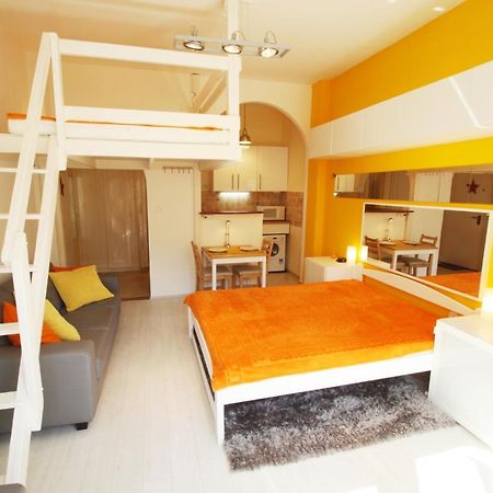 בודפשט Sunny Studio With Balcony In Party District מראה חיצוני תמונה