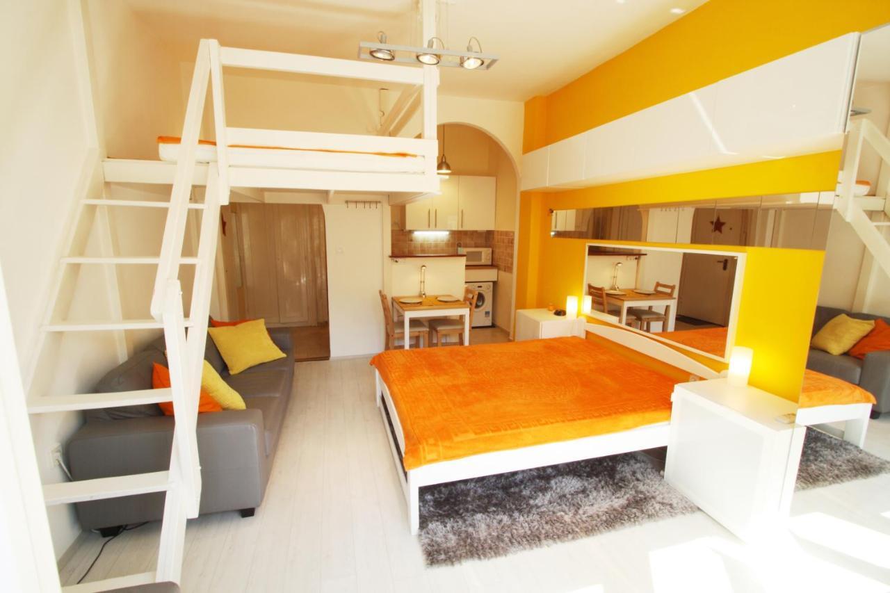 בודפשט Sunny Studio With Balcony In Party District מראה חיצוני תמונה