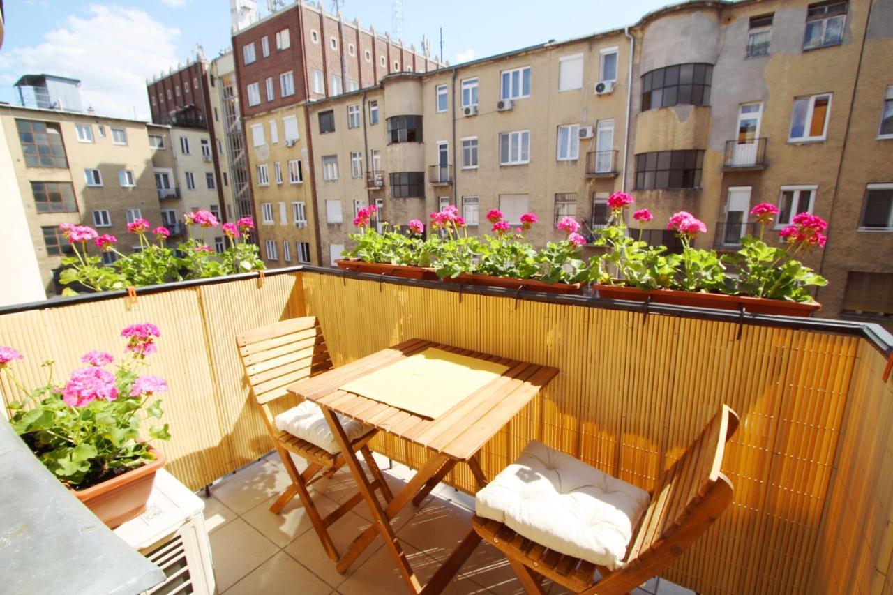 בודפשט Sunny Studio With Balcony In Party District מראה חיצוני תמונה