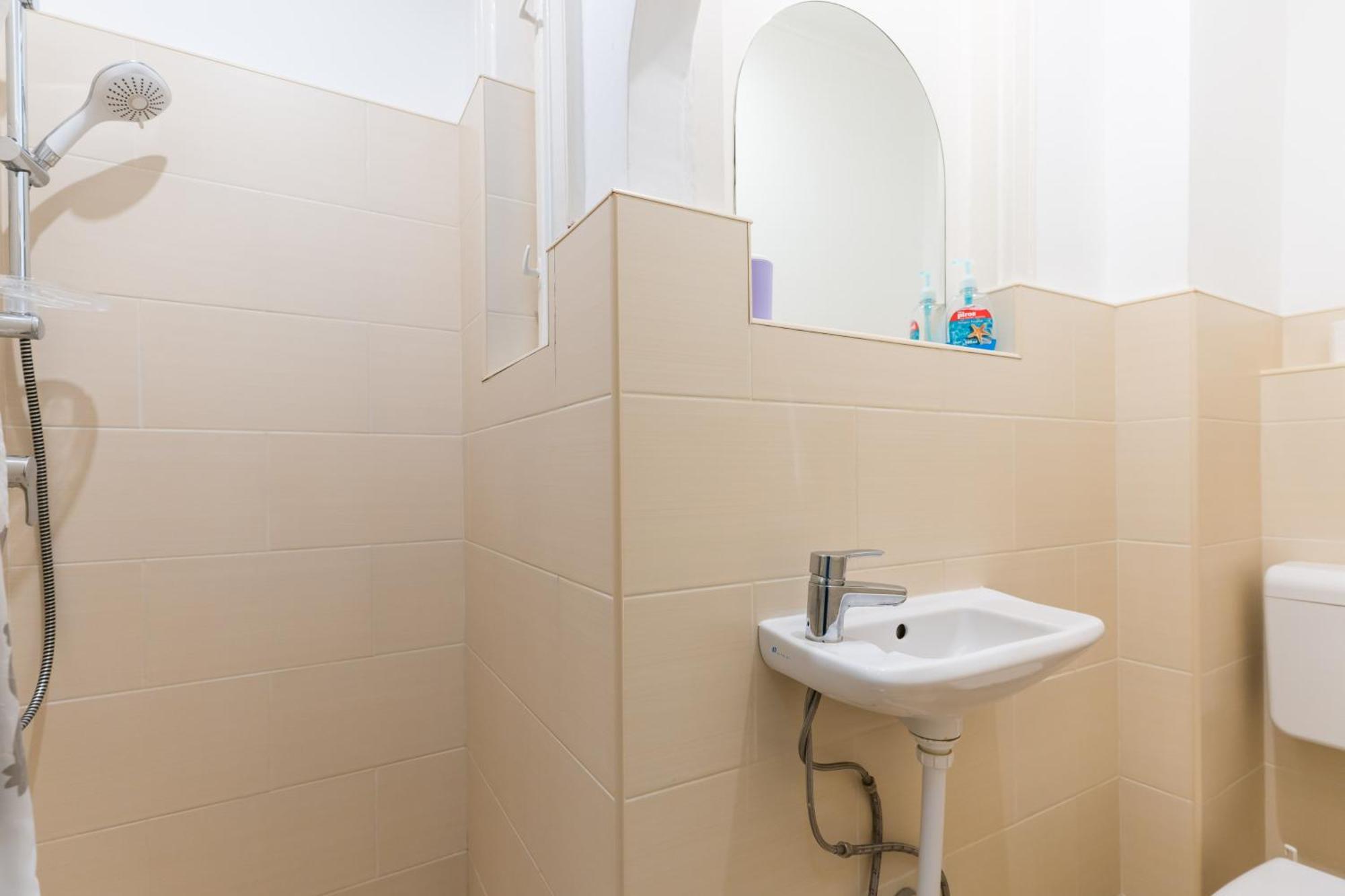 בודפשט Sunny Studio With Balcony In Party District מראה חיצוני תמונה